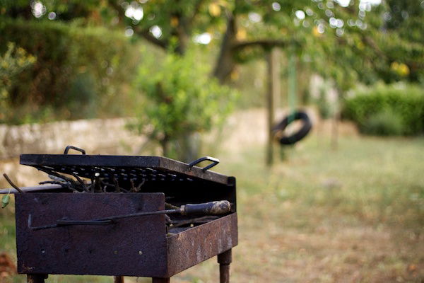 Imagen exterior de una parrilla en un jardín.