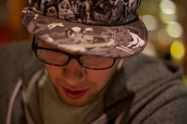 hombre con gafas y gorra de béisbol