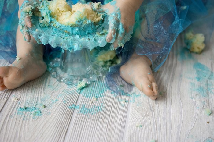 A baby feet covered with green icing - Cake Smash Photography