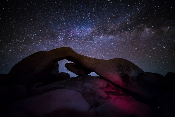 银河系壮丽景色前景中的岩层