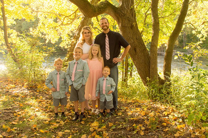 brighta nd airy porttrait of a family of 6 posed outdoors in golden hour