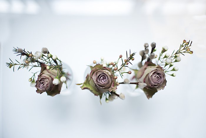 Photographing wedding details: Buttonhole flowers with blurred background