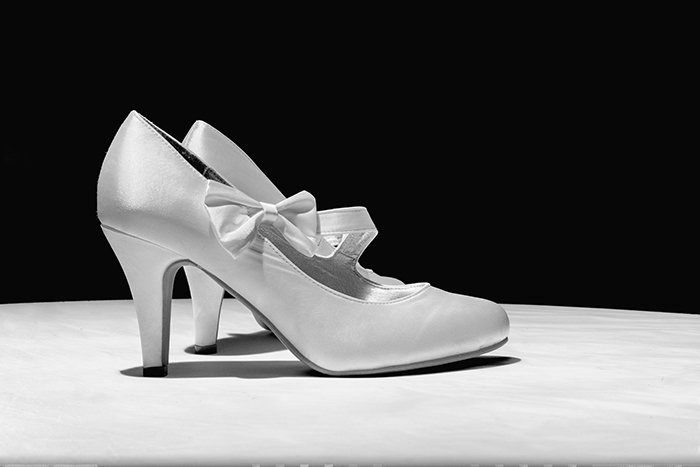 Photographing wedding details: Black and white shot of wedding shoes
