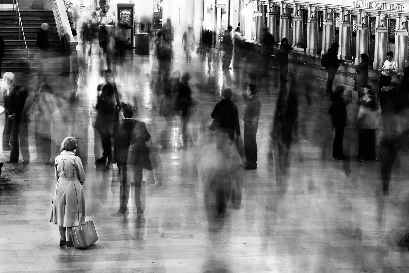 El espacio negativo en la fotografía - Viajero parado en la concurrida sala de la Grand Central Station