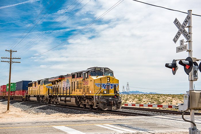 A photo of a train with bright colours - Shooting Raw vs jpeg 