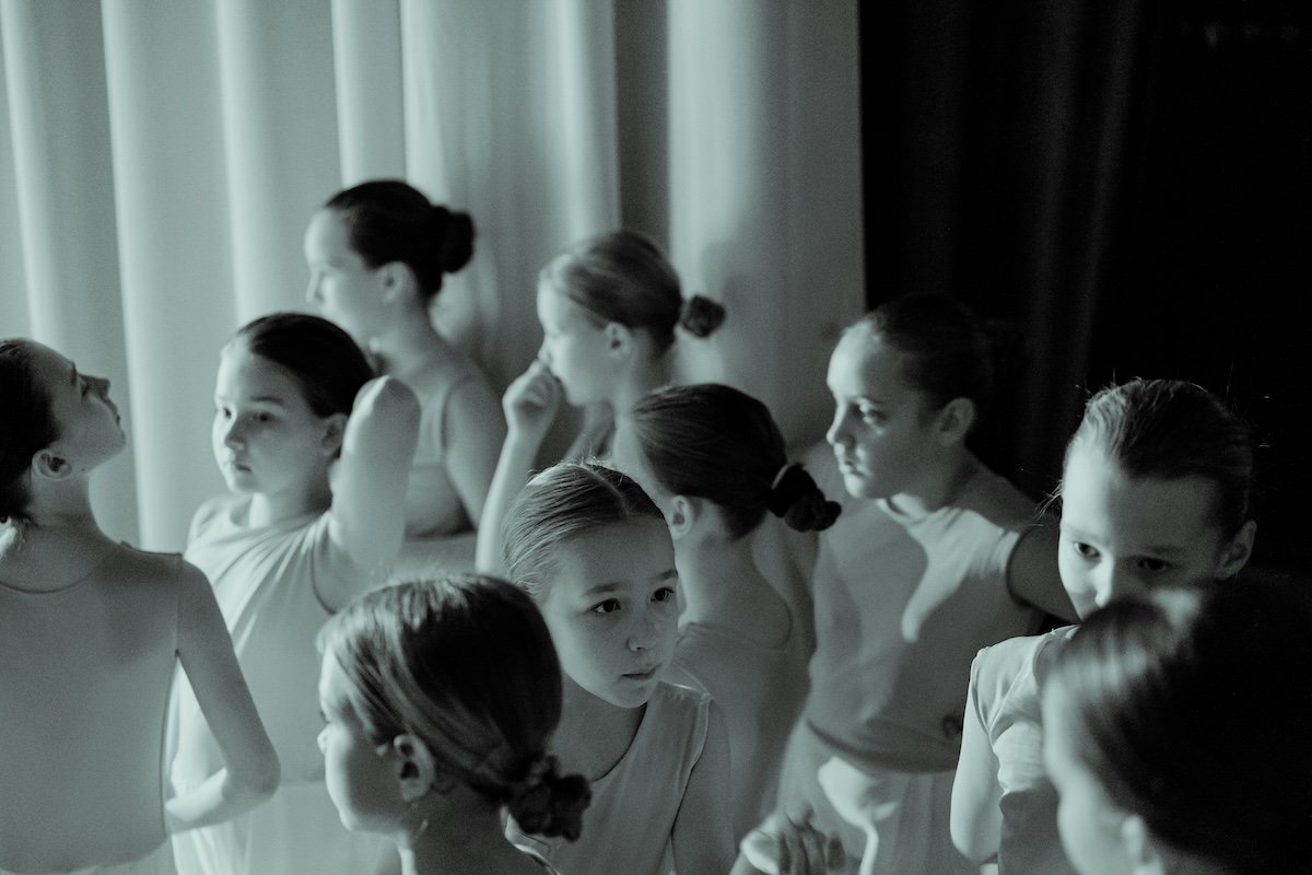 Group of ballerinas as an example of multiple eyelines photography