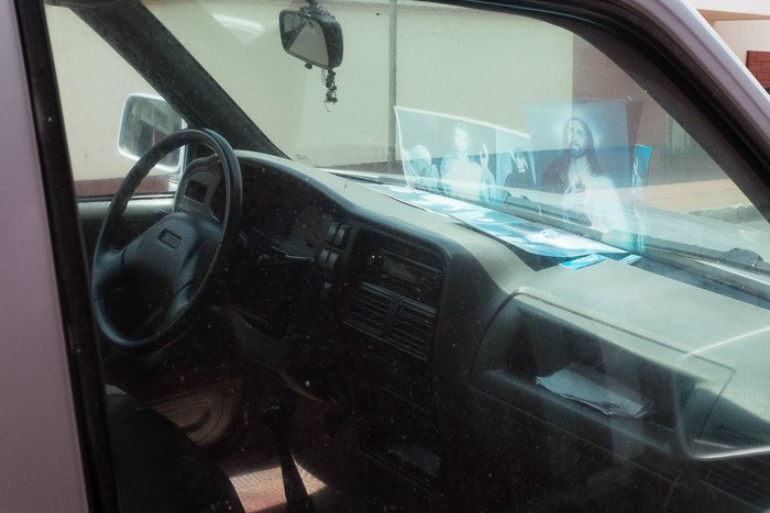 一辆停着的汽车挡风玻璃上反射的照片。