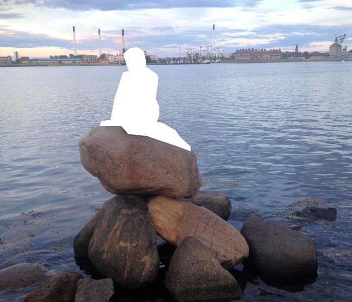 een uitgesneden beeld van de Kleine Zeemeermin sculptuur in Kopenhagen