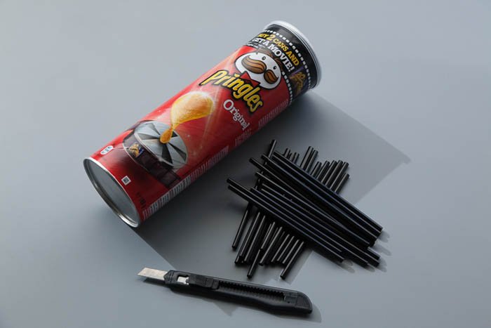 A Pringles chips can straws and X-Acto knife to make a DIY speedlight diffuser