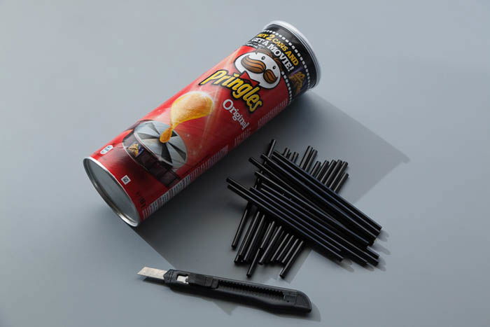 A Pringles chips can straws and X-Acto knife to make a DIY speedlight diffuser