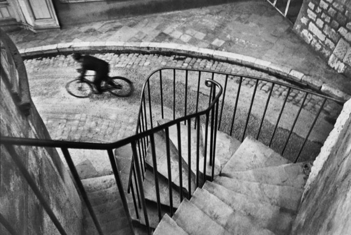  Una foto de calle en escala de grises de Henri-Cartier Bresson