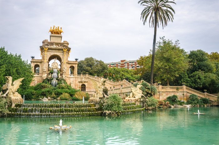Photo of a beautiful park in Barcelona, Spain with a lake and fountains