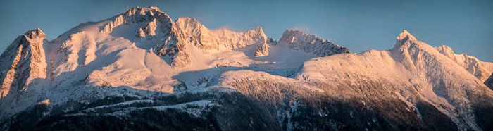 A stunning panoramic photo of an icy landscape in Alaska