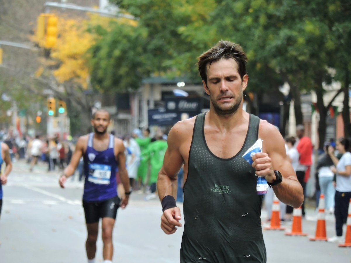 Close-up of a male runner with a strained look as an example of marathon photography