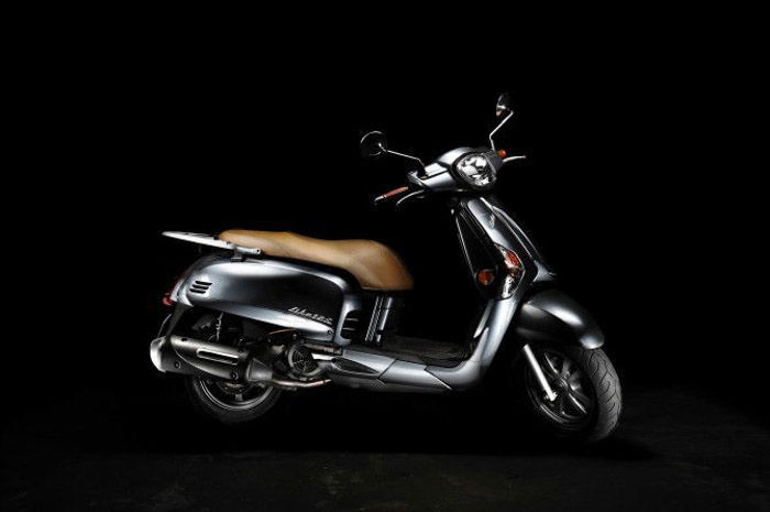 Lighting a scooter with one Speedlite for a product photography shoot