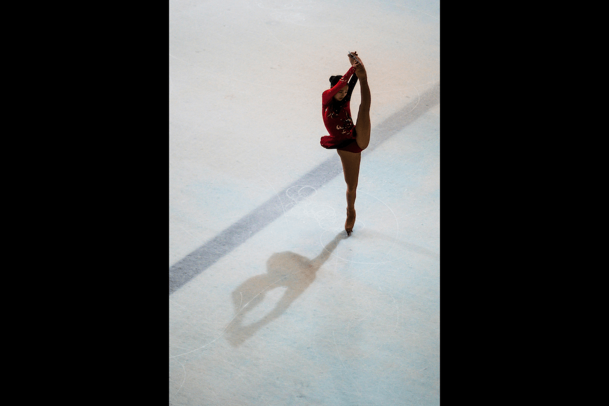 Figure skater lifting one leg in the air vertically as an example for sports photography