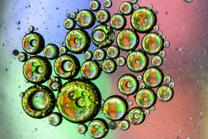 橄榄油滴在水抽象微距摄影