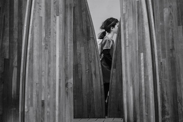一个小女孩的黑白照片被裱在“沼泽居民的树屋”艺术作品中，茱莉亚·莫里森，2013年。克赖斯特彻奇,新西兰。建筑摄影。