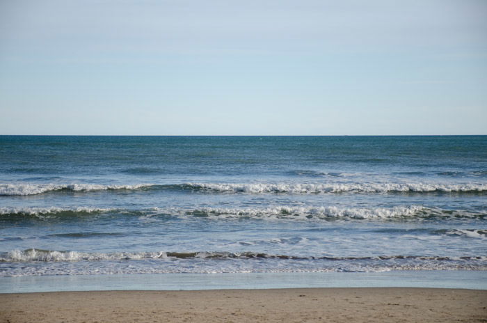 A photo of the sea shore shot without a polarizer filter.