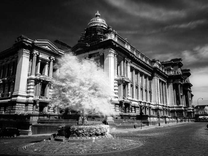 Photographing buildings: Infrared black and white photo of the facade of the Justice Palace in Brussels