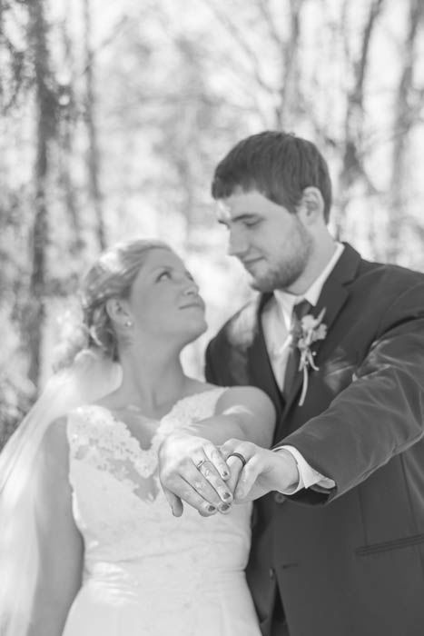 17 Beautiful Wedding Poses for the Bride and Groom