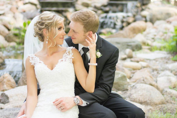 17 Beautiful Wedding Poses for the Bride and Groom - 56