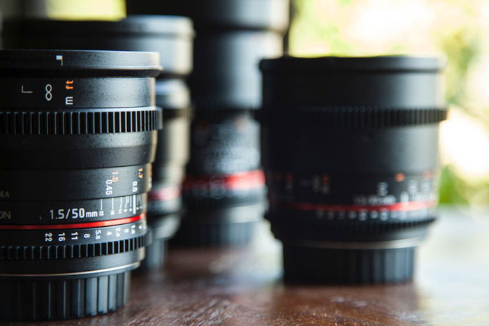 uma seleção de lentes de câmera para fotografia de aventura