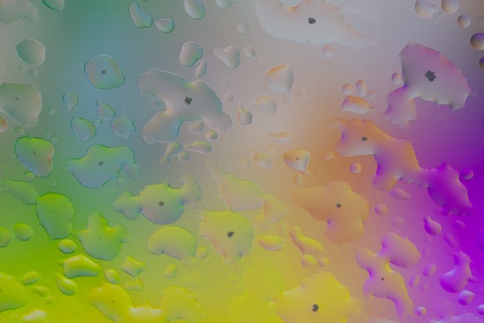 抽象微距摄影的水滴前五颜六色的背景