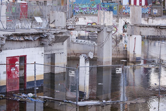 在新西兰基督城地震后的建筑摄影中，破碎的建筑物、围栏和水的繁忙景象。