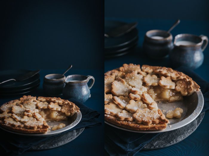 双画拼贴照片显示了两个不同的角度的烤苹果派与蓝色的盘子，餐具和背景。