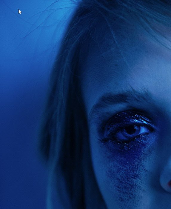 亚历克斯·柯里（Alex Currie）拍摄了一个女孩的蓝色近景肖像。著名肖像摄影师