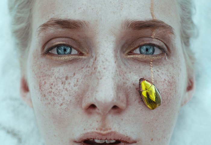 Ciro galluccio创造性的关闭一位女性的画象有在她的面颊的一个金黄甲虫的。着名的肖像摄影师