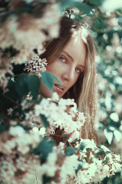 看通过花的女孩的Federico sciuca电影画象。着名的肖像摄影师