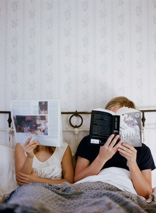 一对夫妇读书的Nirav Patel照片在床上。着名的肖像摄影师