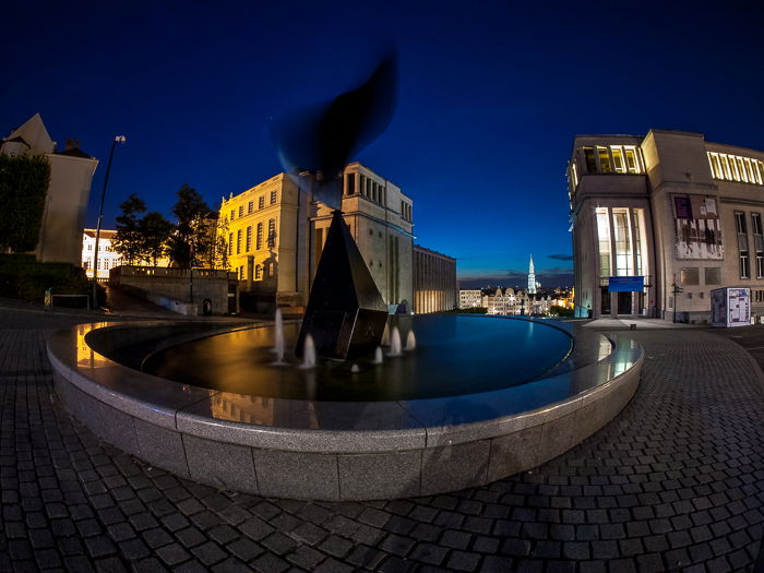 night city photograph of a fountain at Mons des Arts (Brussels, Belgium).