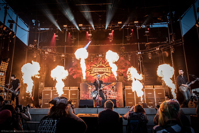 Concert photo of Godsmack on stage - tips for freelance photography