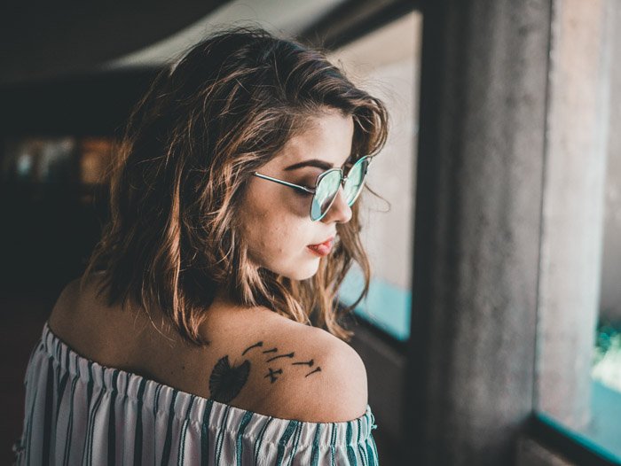 An indoor portrait of a girl in sunglasses without using lead room photography