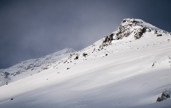 一个冬天拍摄的积雪覆盖的山。