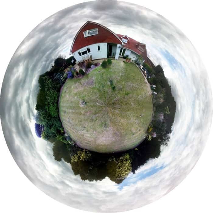 房屋和花园的微型地球仪全景图，紧凑成圆形