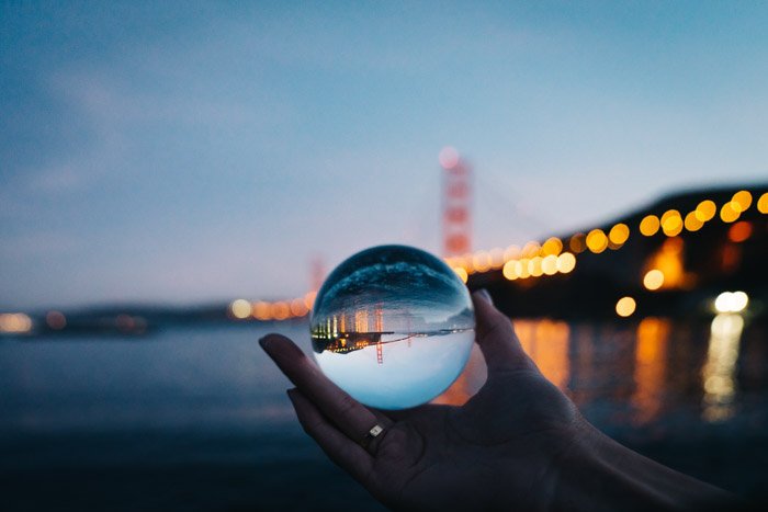 拍摄城市景观的凉爽的水晶球照片