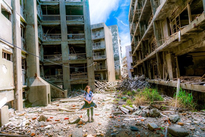 大气纪录片照片的一个女孩走过被摧毁的建筑物