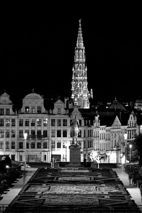 Mons des Arts by night, in black and white.