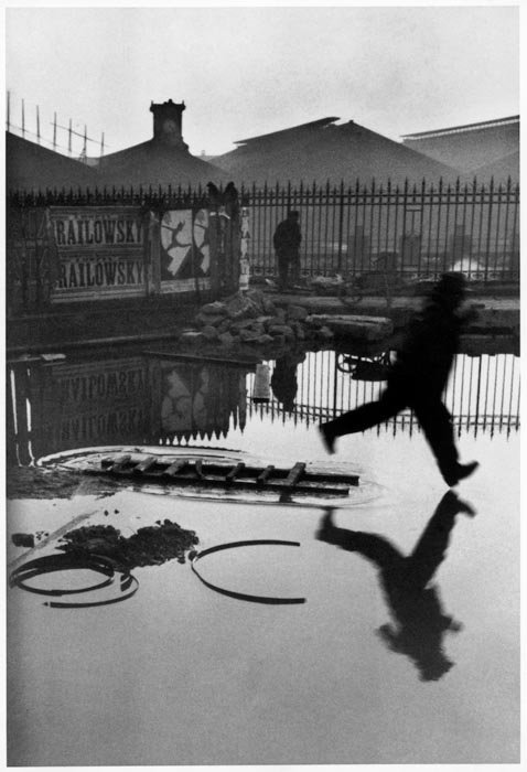 亨利·卡蒂埃·布列松拍摄的一张男人跳进水坑的照片——构图技巧