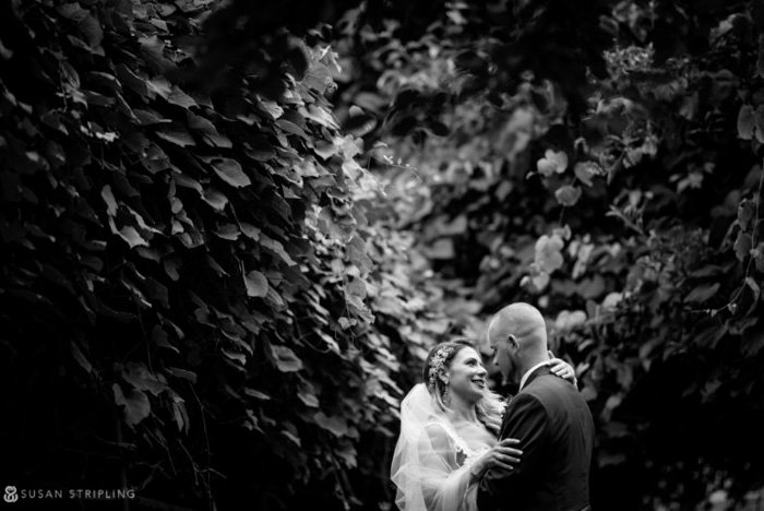 Um belo retrato em preto e branco de recém-casados ​​do blog de casamento de Susan Stripling