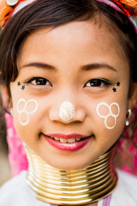 一个微笑的年轻泰国女孩的特写肖像