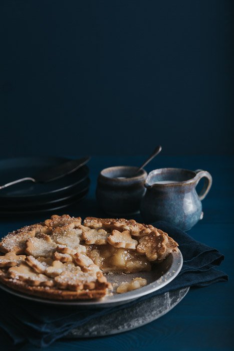 apple pie with ceramics on a wood table