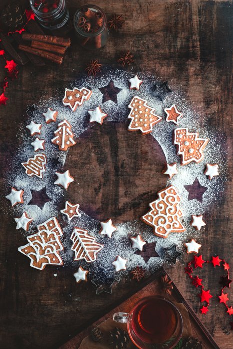 a Christmas wreath flat lay made out of powdered sugar, gingerbread cookies and stars