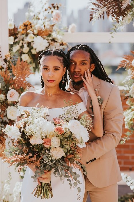 A noiva e o noivo com arranjo de flores from Green Wedding Shoes Wedding Blog
