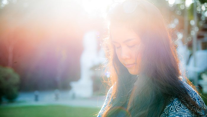 Dreamy natural light portrait with the occurrence of lens flare, best time of day for photos