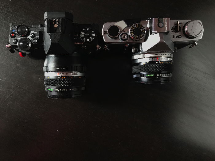 Top view comparison of a 28mm wide angle lens on the old OM-1 (right) and on the OM-D EM-5 Mk ii (left).